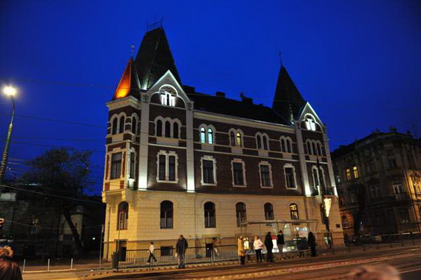 fatada de cladire cu proiector alb rece